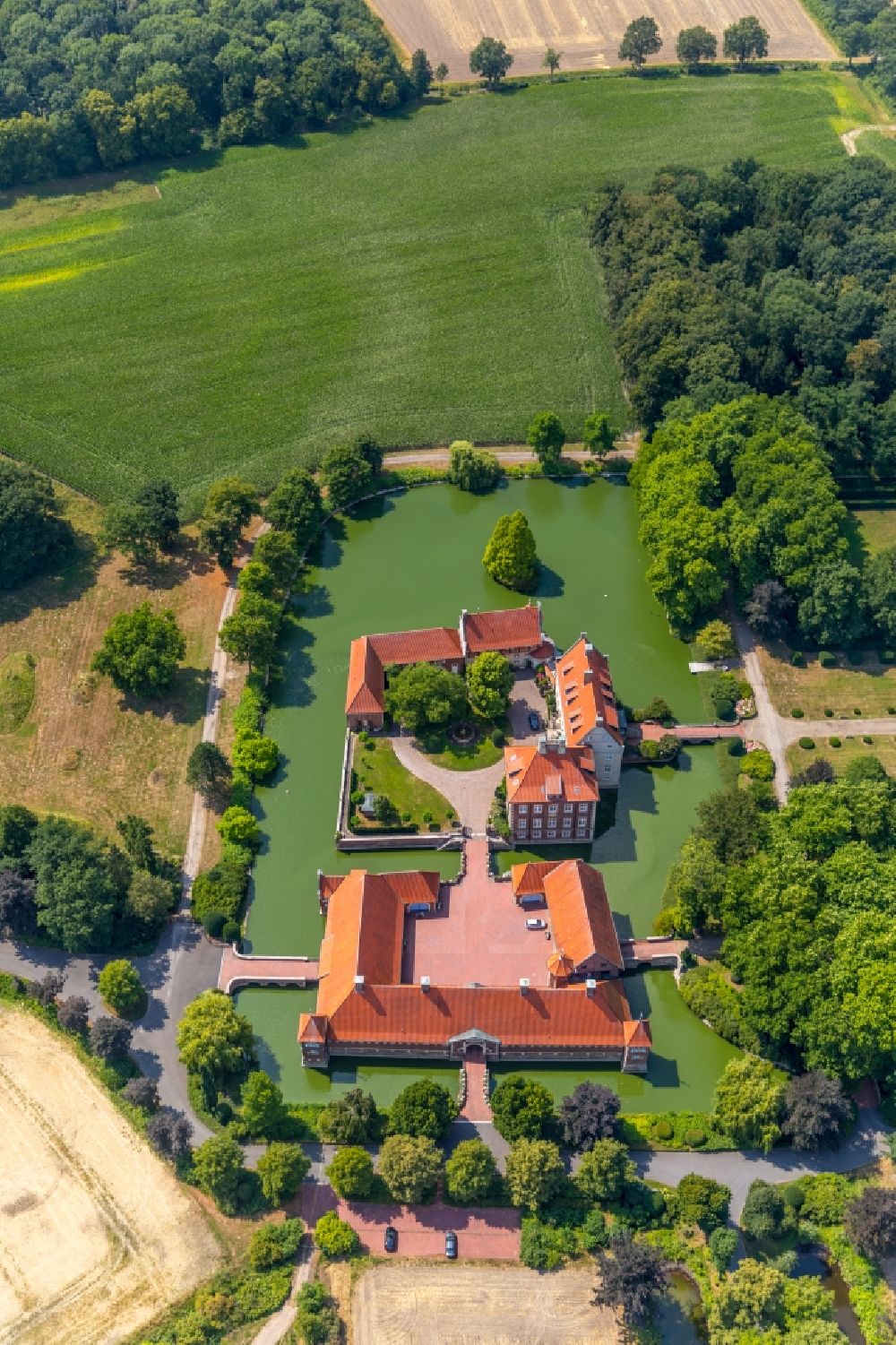 Luftaufnahme Rinkerode - Wassergraben mit Wasserschloß Schloss Rittergut Haus Borg in Rinkerode im Bundesland Nordrhein-Westfalen, Deutschland