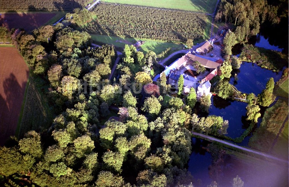 Luftbild Neukirchen-Vluyn - Wassergraben mit Wasserschloß Schloss Schloss Bloemersheim am Bloemersheimer Weg in Neukirchen-Vluyn im Bundesland Nordrhein-Westfalen, Deutschland