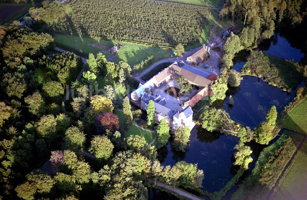 Luftaufnahme Neukirchen-Vluyn - Wassergraben mit Wasserschloß Schloss Schloss Bloemersheim am Bloemersheimer Weg in Neukirchen-Vluyn im Bundesland Nordrhein-Westfalen, Deutschland
