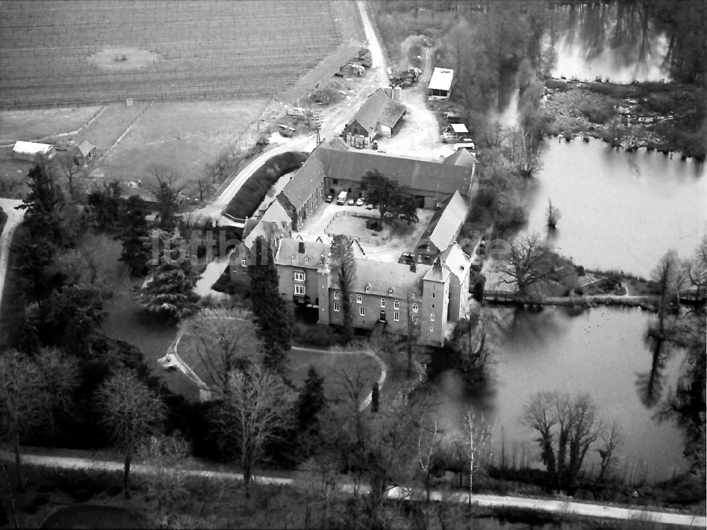 Luftaufnahme Neukirchen-Vluyn - Wassergraben mit Wasserschloß Schloss Schloss Bloemersheim in Neukirchen-Vluyn im Bundesland Nordrhein-Westfalen, Deutschland