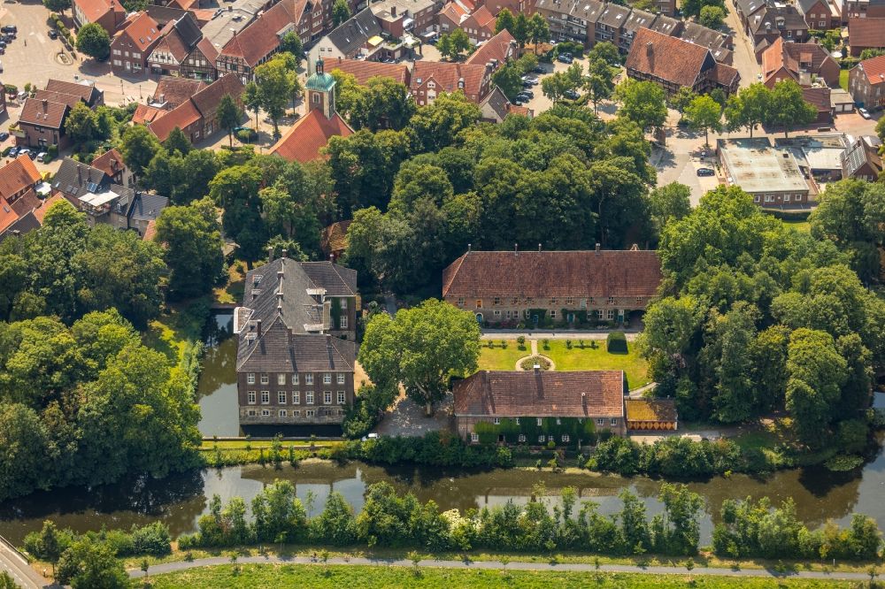 Drensteinfurt aus der Vogelperspektive: Wassergraben mit Wasserschloß Schloss Schloss Haus Steinfurt in Drensteinfurt im Bundesland Nordrhein-Westfalen, Deutschland