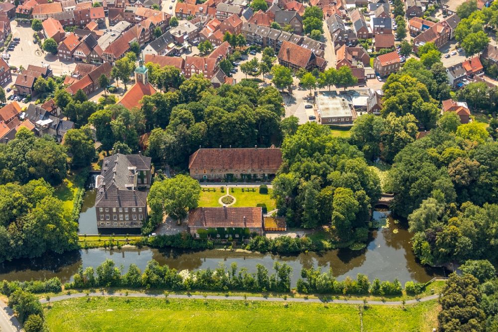 Luftbild Drensteinfurt - Wassergraben mit Wasserschloß Schloss Schloss Haus Steinfurt in Drensteinfurt im Bundesland Nordrhein-Westfalen, Deutschland