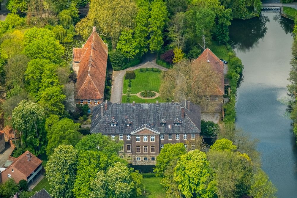 Luftaufnahme Drensteinfurt - Wassergraben mit Wasserschloß Schloss Schloss Haus Steinfurt in Drensteinfurt im Bundesland Nordrhein-Westfalen, Deutschland