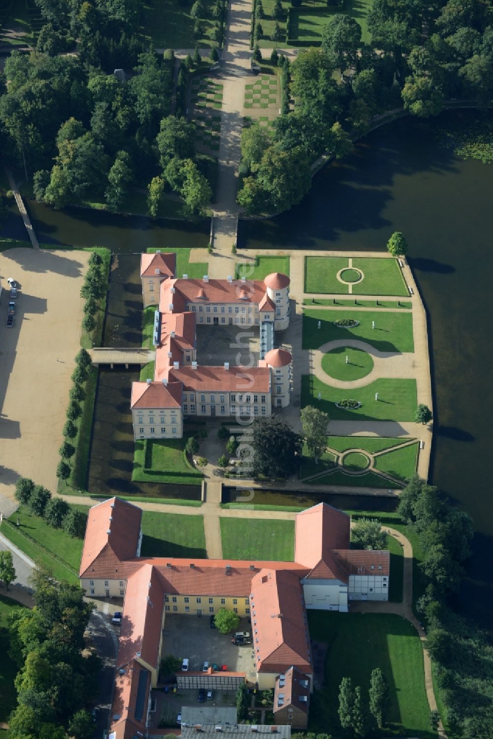 Luftbild Rheinsberg - Wassergraben mit Wasserschloß Schloss Schloss Rheinsberg und angrenzende Musikakademie Rheinsberg GmbH Kavalierhaus in Rheinsberg im Bundesland Brandenburg