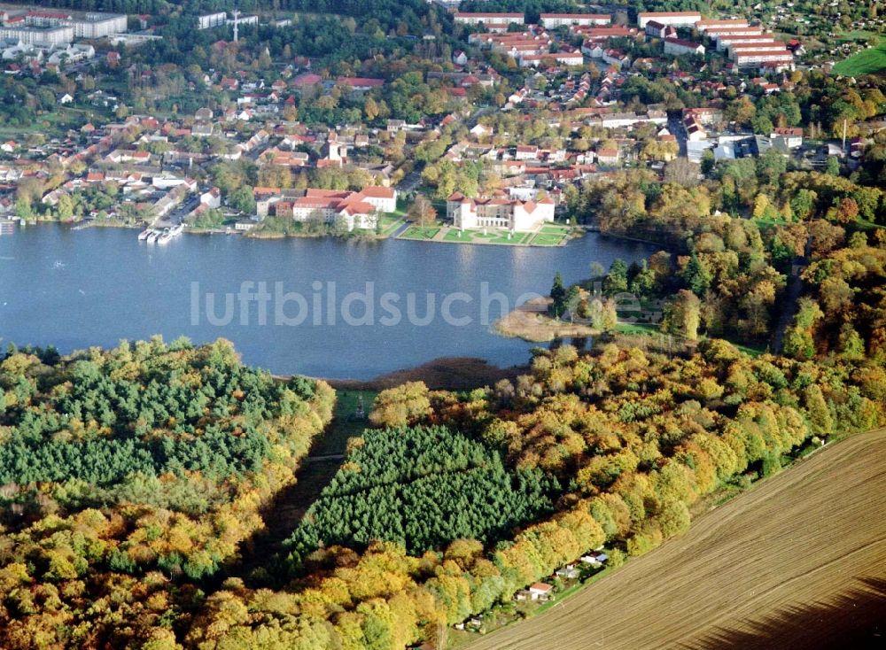 Rheinsberg von oben - Wassergraben mit Wasserschloß Schloss Schloss Rheinsberg in Rheinsberg im Bundesland Brandenburg