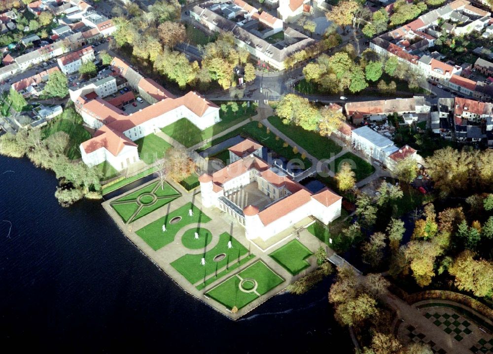 Luftbild Rheinsberg - Wassergraben mit Wasserschloß Schloss Schloss Rheinsberg in Rheinsberg im Bundesland Brandenburg