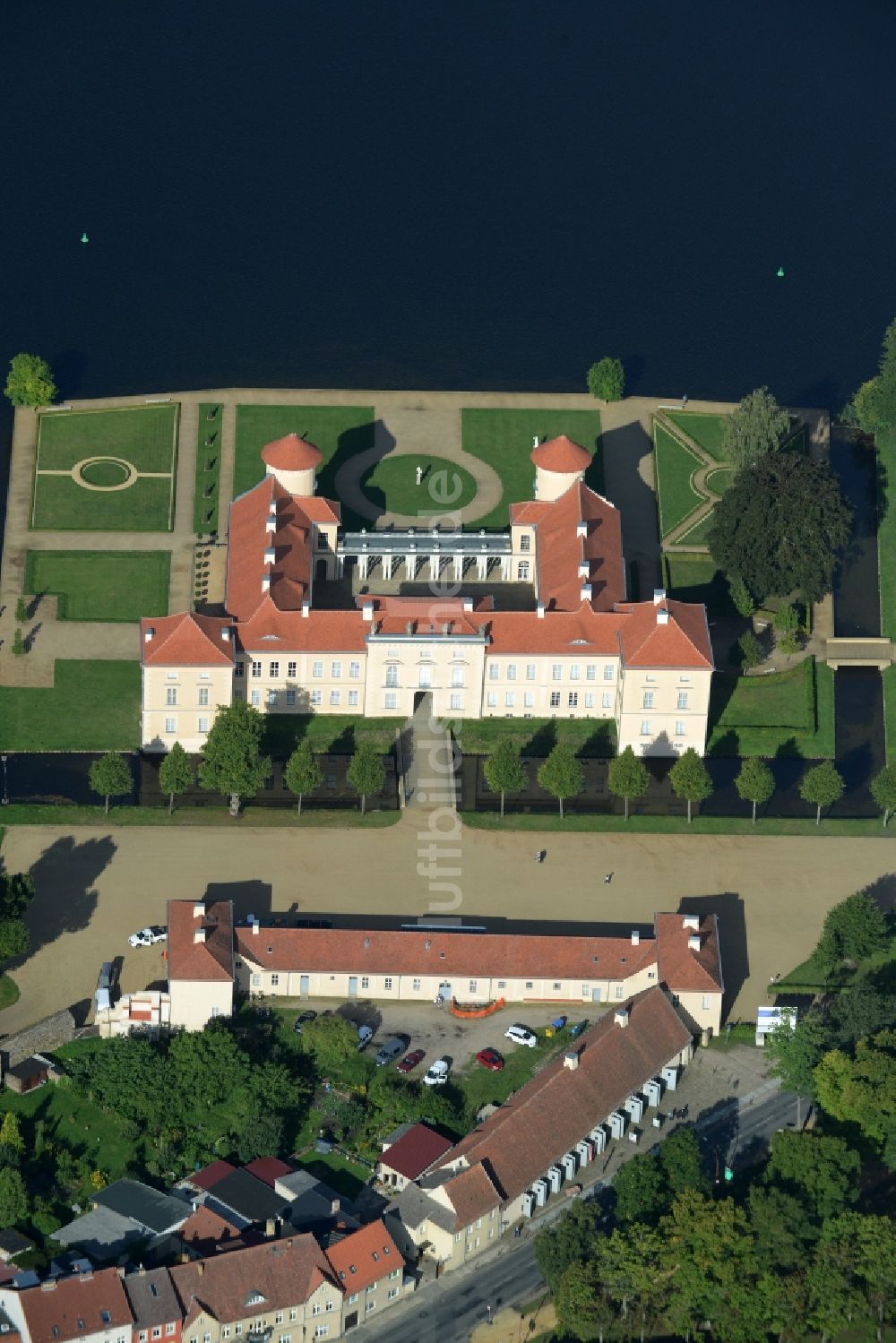 Luftaufnahme Rheinsberg - Wassergraben mit Wasserschloß Schloss Schloss Rheinsberg in Rheinsberg im Bundesland Brandenburg