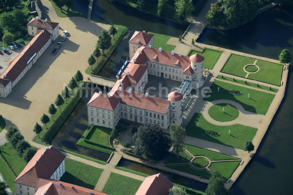 Rheinsberg aus der Vogelperspektive: Wassergraben mit Wasserschloß Schloss Schloss Rheinsberg in Rheinsberg im Bundesland Brandenburg