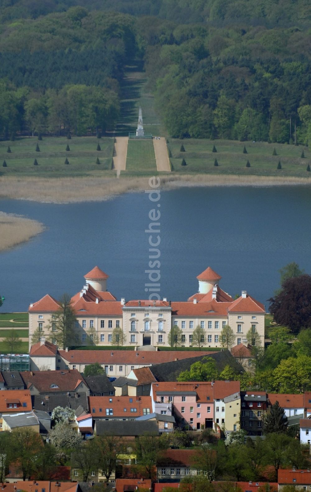 Rheinsberg aus der Vogelperspektive: Wassergraben mit Wasserschloß Schloss Schloss Rheinsberg in Rheinsberg im Bundesland Brandenburg