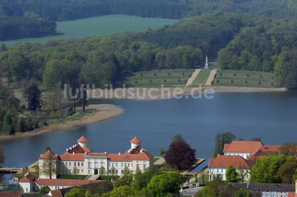 Rheinsberg von oben - Wassergraben mit Wasserschloß Schloss Schloss Rheinsberg in Rheinsberg im Bundesland Brandenburg