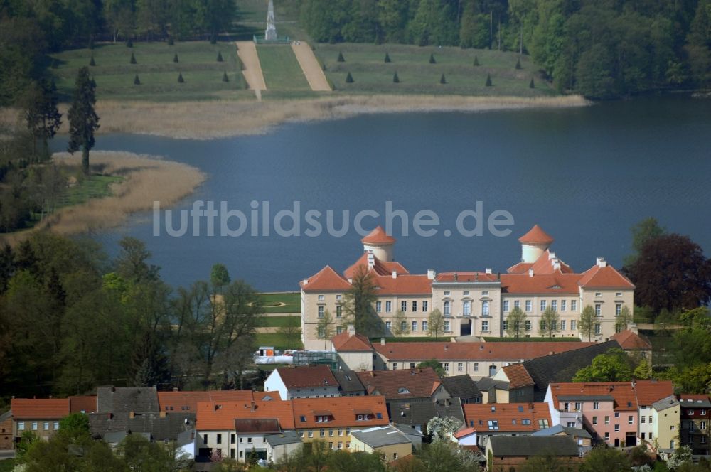 Luftaufnahme Rheinsberg - Wassergraben mit Wasserschloß Schloss Schloss Rheinsberg in Rheinsberg im Bundesland Brandenburg