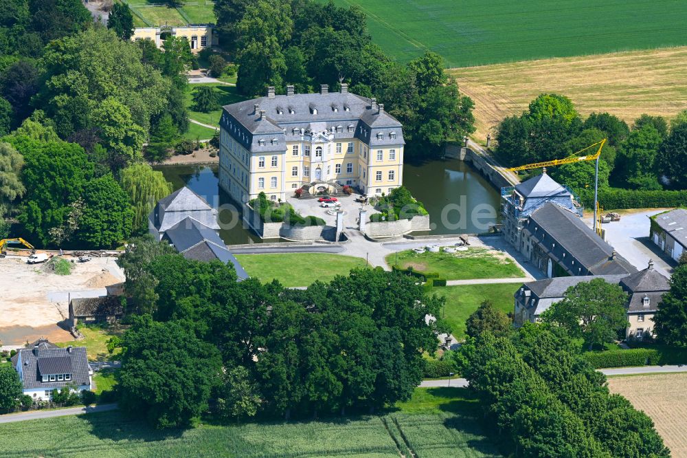 Luftbild Ermsinghausen - Wassergraben mit Wasserschloß Schloss Schloss Schwarzenraben in Ermsinghausen im Bundesland Nordrhein-Westfalen, Deutschland