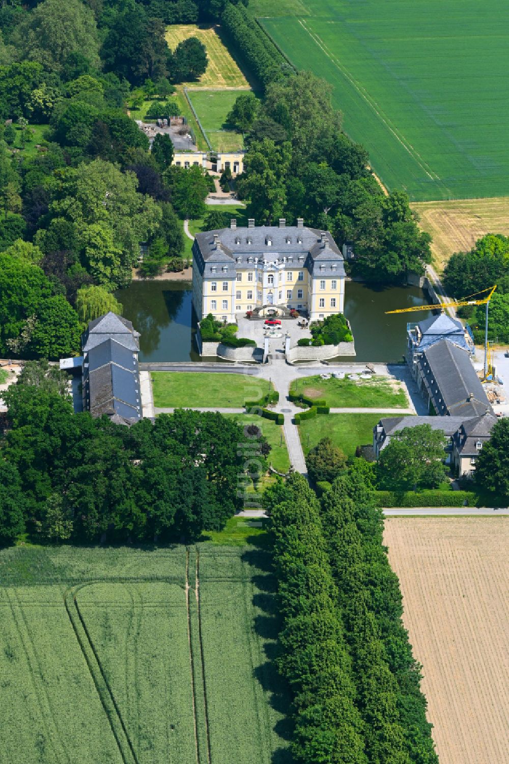 Luftaufnahme Ermsinghausen - Wassergraben mit Wasserschloß Schloss Schloss Schwarzenraben in Ermsinghausen im Bundesland Nordrhein-Westfalen, Deutschland