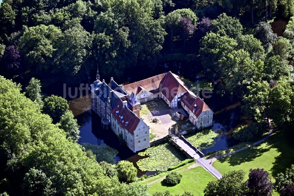 Senden aus der Vogelperspektive: Wassergraben mit Wasserschloß Schloss Schloß Senden in Senden im Bundesland Nordrhein-Westfalen, Deutschland