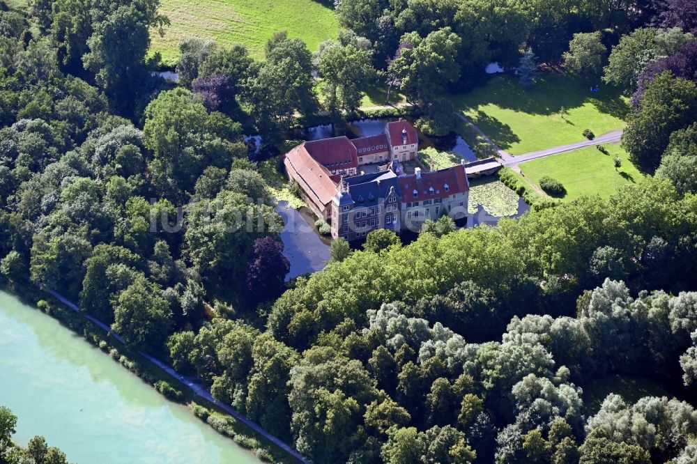 Luftaufnahme Senden - Wassergraben mit Wasserschloß Schloss Schloß Senden in Senden im Bundesland Nordrhein-Westfalen, Deutschland