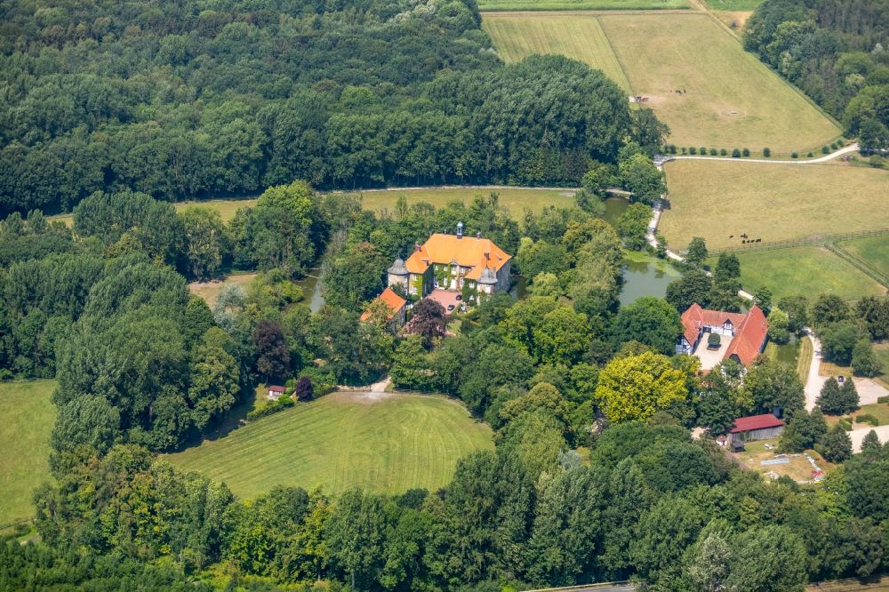 Luftbild Ascheberg - Wassergraben mit Wasserschloß Schloss Schlossgut Itlingen in Ascheberg im Bundesland Nordrhein-Westfalen, Deutschland