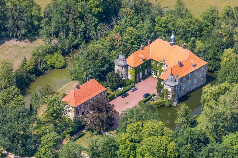 Luftaufnahme Ascheberg - Wassergraben mit Wasserschloß Schloss Schlossgut Itlingen in Ascheberg im Bundesland Nordrhein-Westfalen, Deutschland