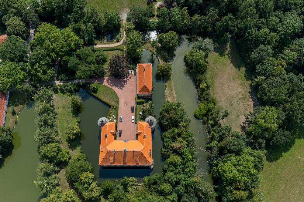 Ascheberg von oben - Wassergraben mit Wasserschloß Schloss Schlossgut Itlingen in Ascheberg im Bundesland Nordrhein-Westfalen, Deutschland