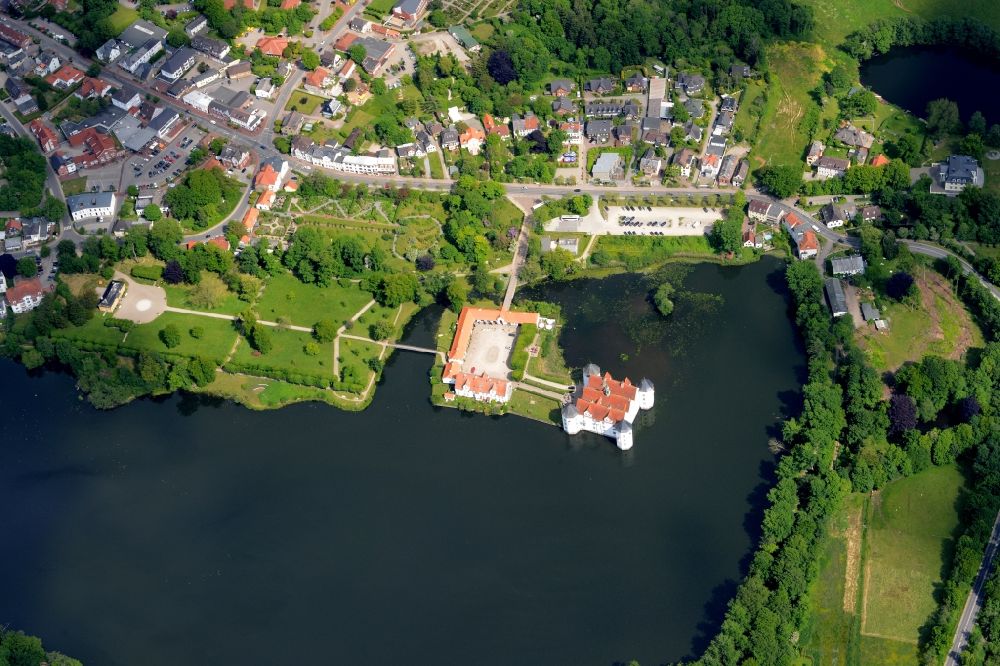 Luftaufnahme Glücksburg (Ostsee) - Wassergraben mit Wasserschloß Schloss am Schlossteich in Glücksburg (Ostsee) im Bundesland Schleswig-Holstein