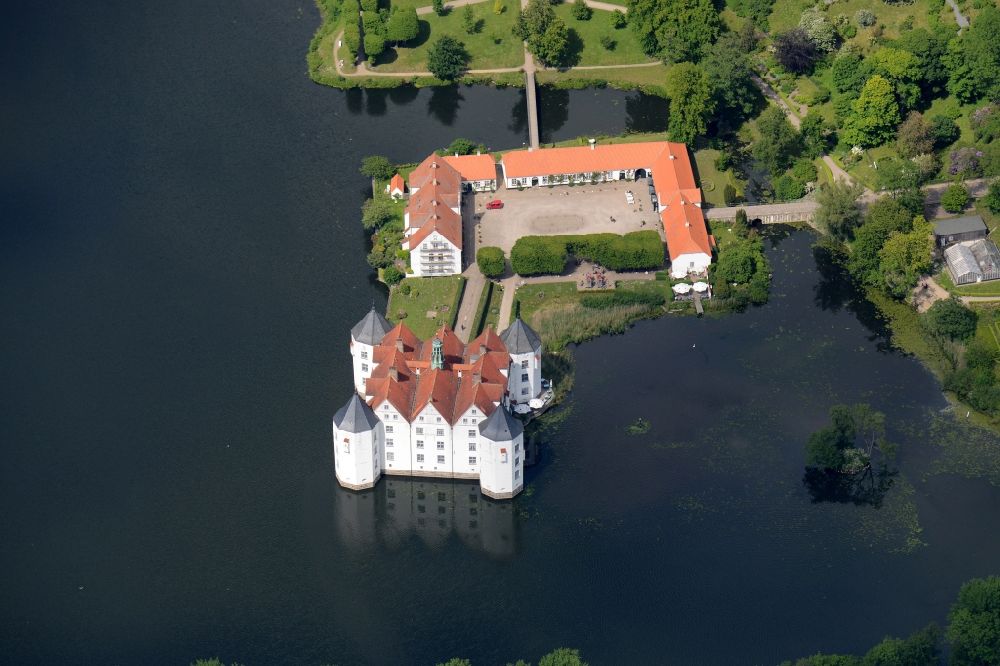 Glücksburg (Ostsee) aus der Vogelperspektive: Wassergraben mit Wasserschloß Schloss am Schlossteich in Glücksburg (Ostsee) im Bundesland Schleswig-Holstein