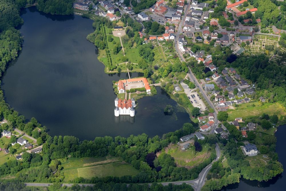 Luftbild Glücksburg (Ostsee) - Wassergraben mit Wasserschloß Schloss am Schlossteich in Glücksburg (Ostsee) im Bundesland Schleswig-Holstein