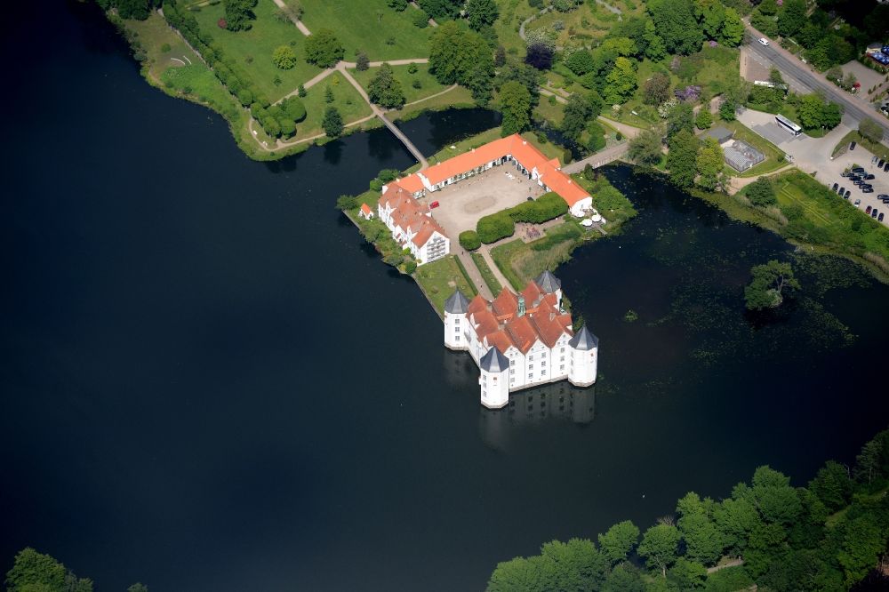 Glücksburg (Ostsee) von oben - Wassergraben mit Wasserschloß Schloss am Schlossteich in Glücksburg (Ostsee) im Bundesland Schleswig-Holstein
