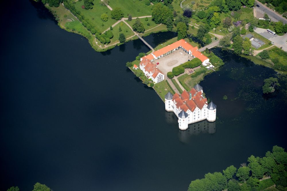 Luftbild Glücksburg (Ostsee) - Wassergraben mit Wasserschloß Schloss am Schlossteich in Glücksburg (Ostsee) im Bundesland Schleswig-Holstein