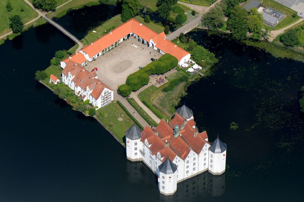 Luftaufnahme Glücksburg (Ostsee) - Wassergraben mit Wasserschloß Schloss am Schlossteich in Glücksburg (Ostsee) im Bundesland Schleswig-Holstein