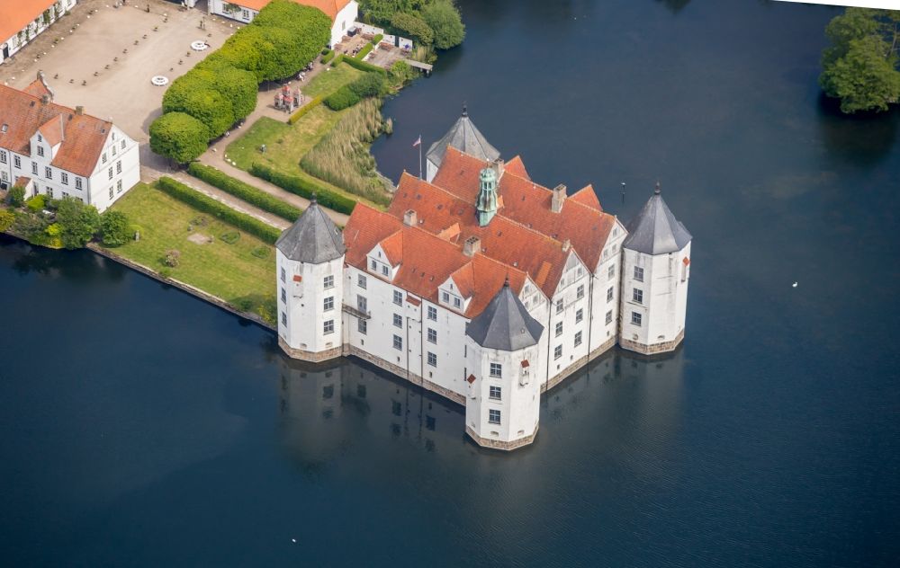 Glücksburg von oben - Wassergraben mit Wasserschloß Schloss am Schlossteich in Glücksburg (Ostsee) im Bundesland Schleswig-Holstein