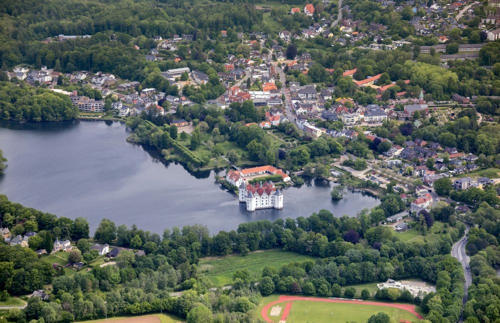 Glücksburg aus der Vogelperspektive: Wassergraben mit Wasserschloß Schloss am Schlossteich in Glücksburg (Ostsee) im Bundesland Schleswig-Holstein