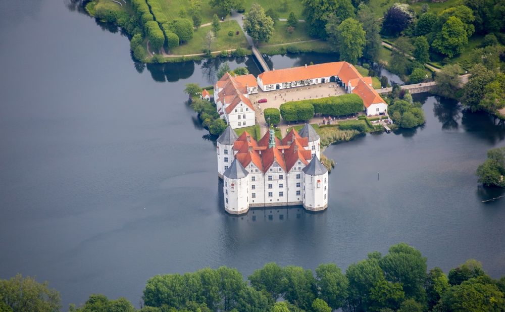 Luftbild Glücksburg - Wassergraben mit Wasserschloß Schloss am Schlossteich in Glücksburg (Ostsee) im Bundesland Schleswig-Holstein
