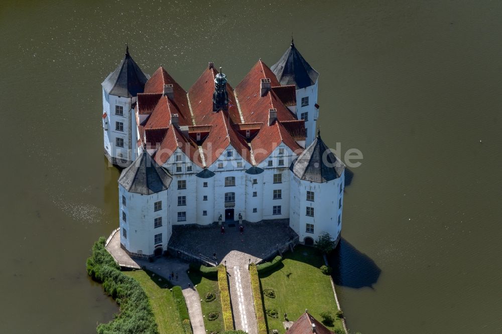 Glücksburg aus der Vogelperspektive: Wassergraben mit Wasserschloß Schloss am Schlossteich in Glücksburg (Ostsee) im Bundesland Schleswig-Holstein