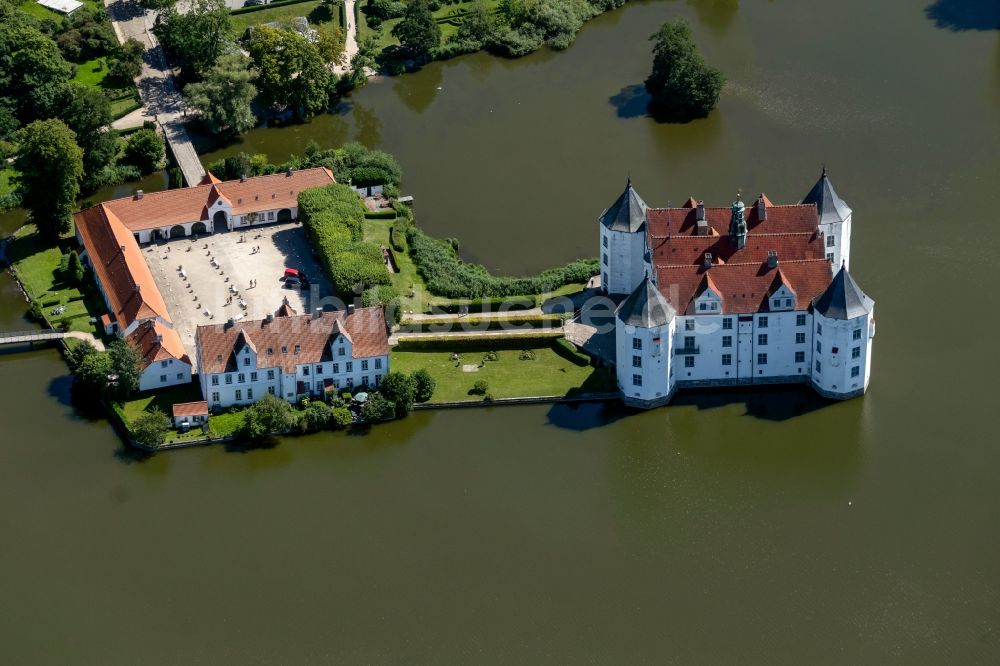Luftaufnahme Glücksburg - Wassergraben mit Wasserschloß Schloss am Schlossteich in Glücksburg (Ostsee) im Bundesland Schleswig-Holstein