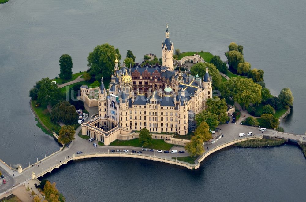 Luftaufnahme Schwerin - Wassergraben mit Wasserschloß Schloss in Schwerin im Bundesland Mecklenburg-Vorpommern, Deutschland
