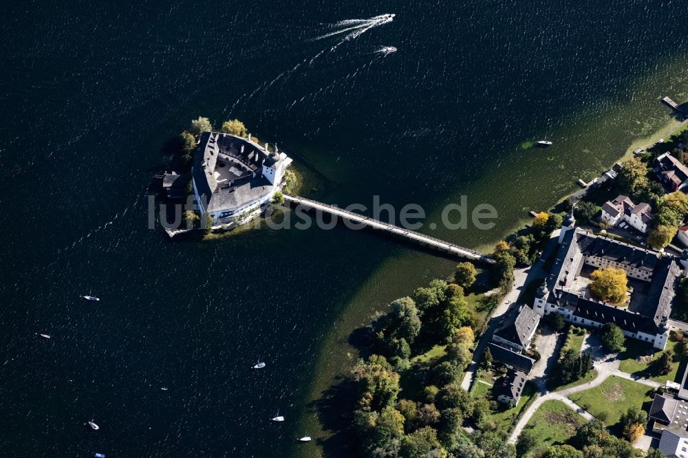 Gmunden von oben - Wassergraben mit Wasserschloß Schloss Seeschloss Orth in Gmunden in Oberösterreich, Österreich