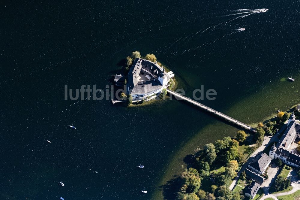 Gmunden aus der Vogelperspektive: Wassergraben mit Wasserschloß Schloss Seeschloss Orth in Gmunden in Oberösterreich, Österreich