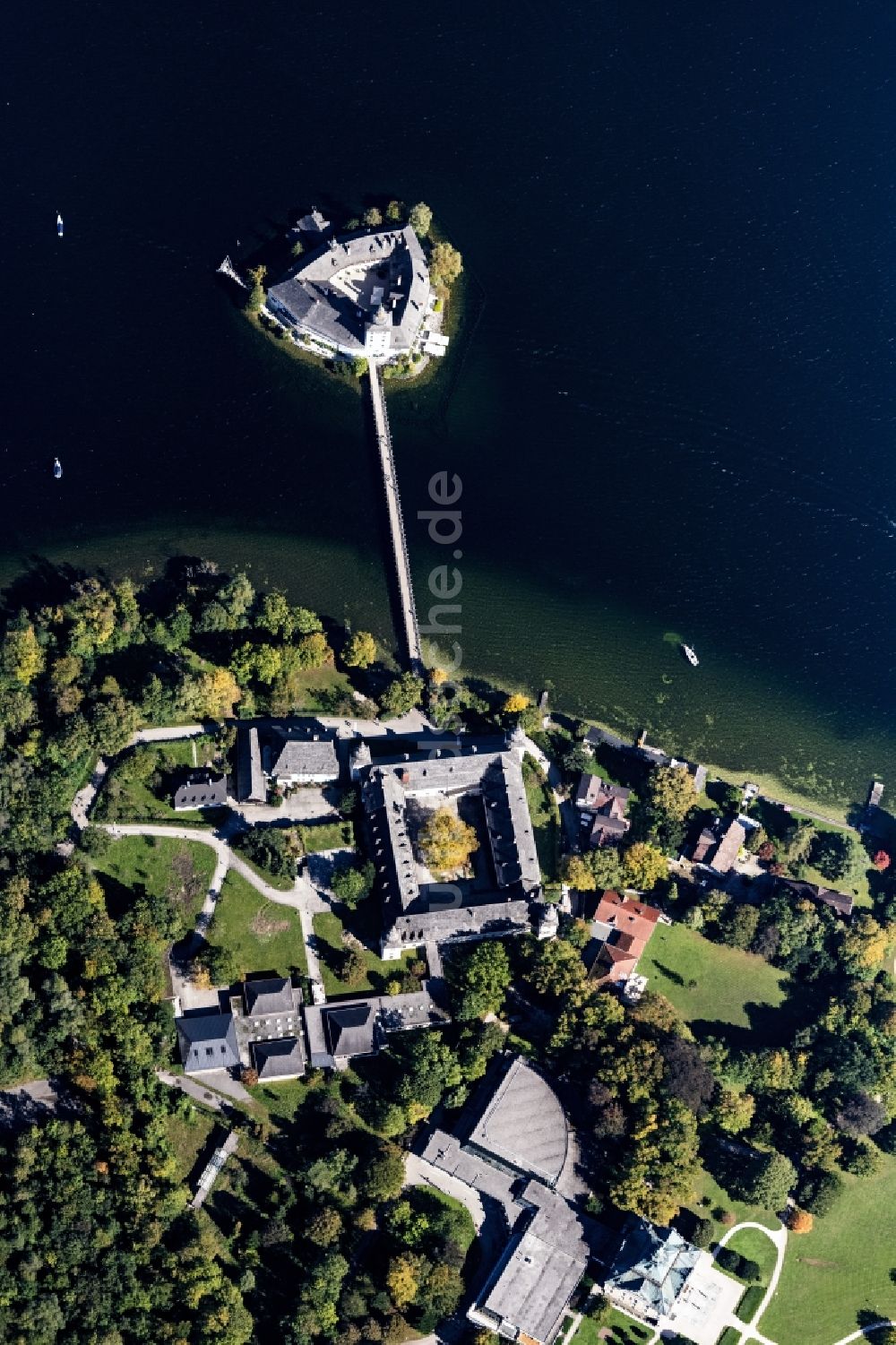Luftaufnahme Gmunden - Wassergraben mit Wasserschloß Schloss Seeschloss Orth in Gmunden in Oberösterreich, Österreich