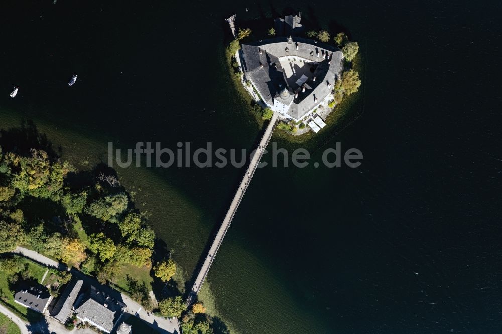 Gmunden aus der Vogelperspektive: Wassergraben mit Wasserschloß Schloss Seeschloss Orth in Gmunden in Oberösterreich, Österreich