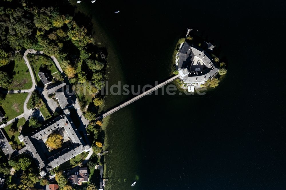 Luftbild Gmunden - Wassergraben mit Wasserschloß Schloss Seeschloss Orth in Gmunden in Oberösterreich, Österreich
