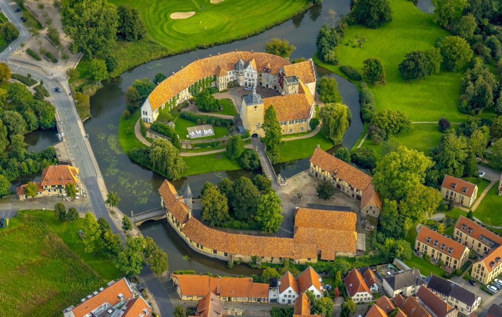 Steinfurt von oben - Wassergraben mit Wasserschloß Schloss in Steinfurt im Bundesland Nordrhein-Westfalen, Deutschland