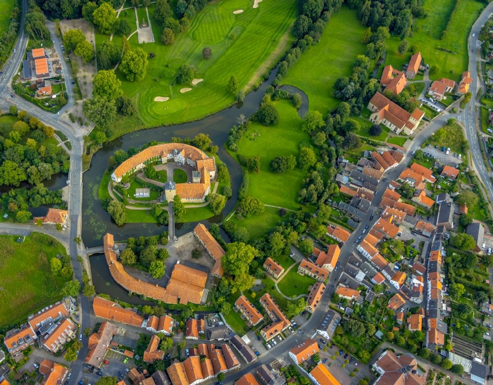 Steinfurt aus der Vogelperspektive: Wassergraben mit Wasserschloß Schloss in Steinfurt im Bundesland Nordrhein-Westfalen, Deutschland