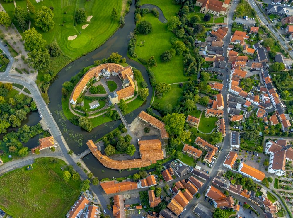 Luftaufnahme Steinfurt - Wassergraben mit Wasserschloß Schloss in Steinfurt im Bundesland Nordrhein-Westfalen, Deutschland
