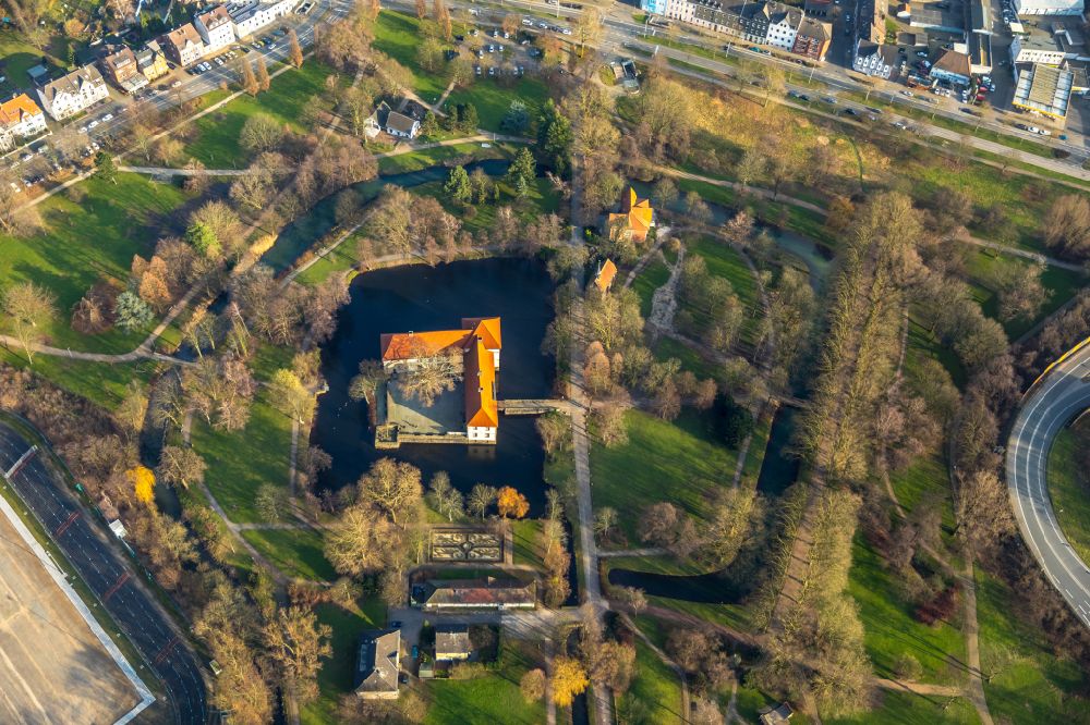 Herne aus der Vogelperspektive: Wassergraben mit Wasserschloss Schloss Strünkede in Herne im Bundesland Nordrhein-Westfalen, Deutschland