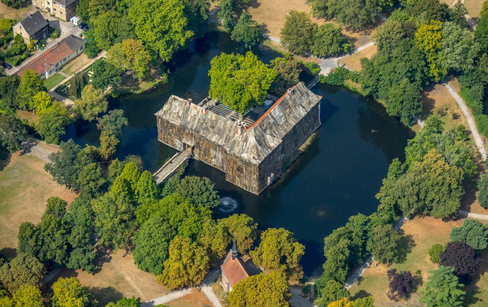 Luftaufnahme Herne - Wassergraben mit Wasserschloss Schloss Strünkede in Herne im Bundesland Nordrhein-Westfalen, Deutschland