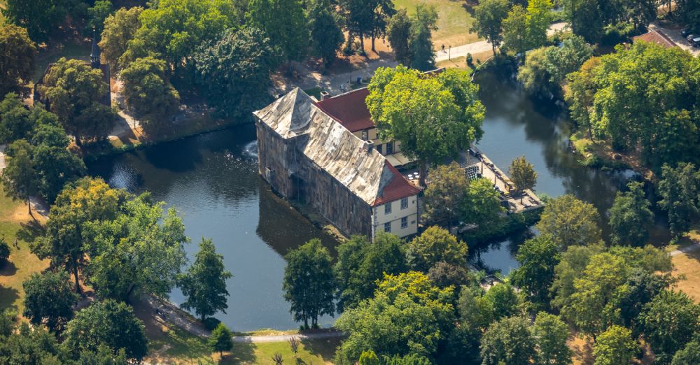 Herne von oben - Wassergraben mit Wasserschloss Schloss Strünkede in Herne im Bundesland Nordrhein-Westfalen, Deutschland