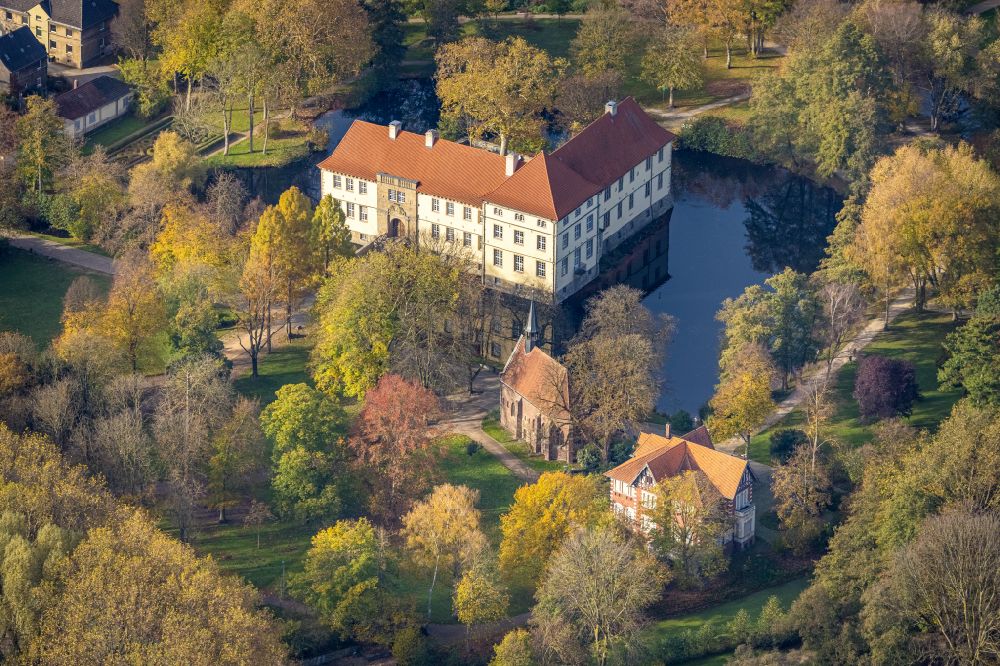 Luftbild Herne - Wassergraben mit Wasserschloss Schloss Strünkede in Herne im Bundesland Nordrhein-Westfalen, Deutschland