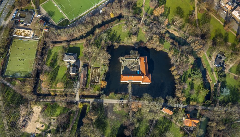 Herne aus der Vogelperspektive: Wassergraben mit Wasserschloss Schloss Strünkede in Herne im Bundesland Nordrhein-Westfalen, Deutschland