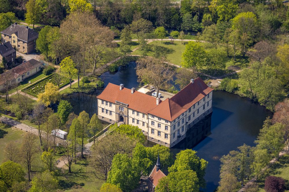 Luftbild Herne - Wassergraben mit Wasserschloss Schloss Strünkede in Herne im Bundesland Nordrhein-Westfalen, Deutschland