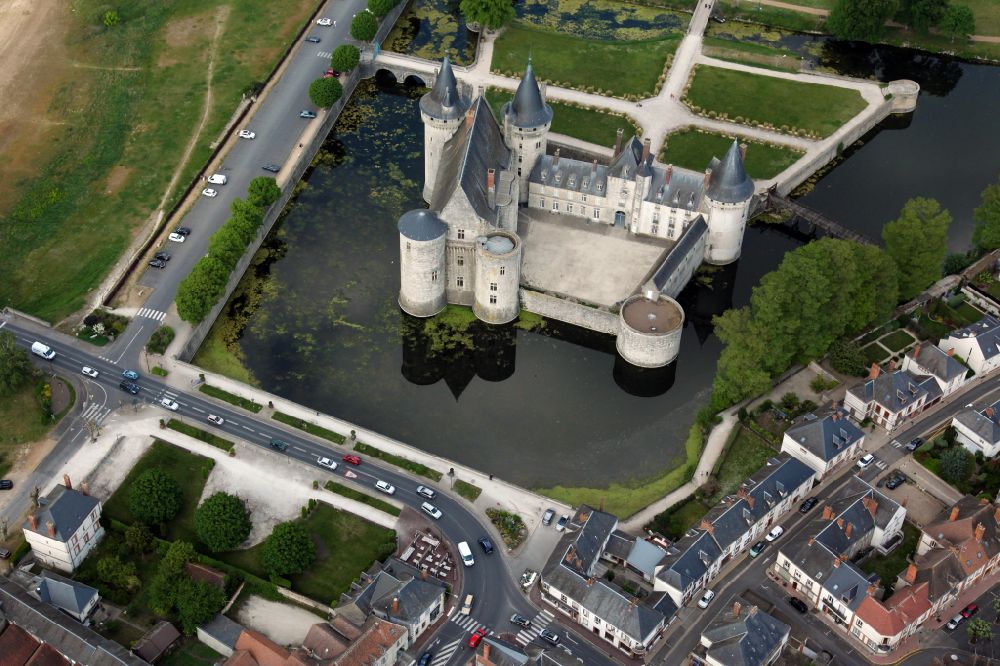 Luftaufnahme Sully-sur-Loire - Wassergraben mit Wasserschloß Schloss Sully in Sully-sur-Loire in Centre-Val de Loire, Frankreich