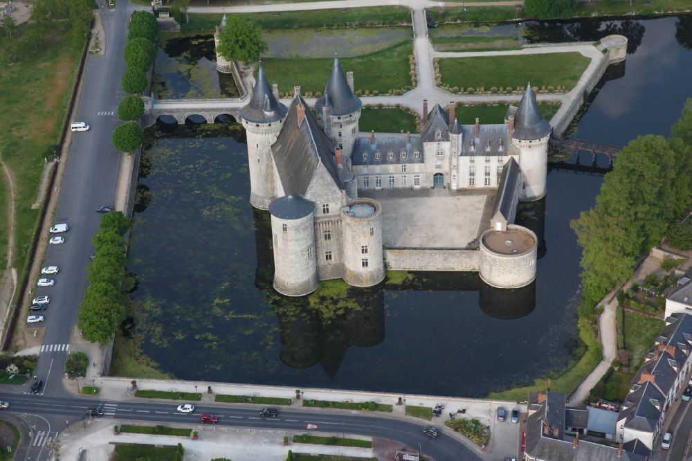 Sully-sur-Loire von oben - Wassergraben mit Wasserschloß Schloss Sully in Sully-sur-Loire in Centre-Val de Loire, Frankreich